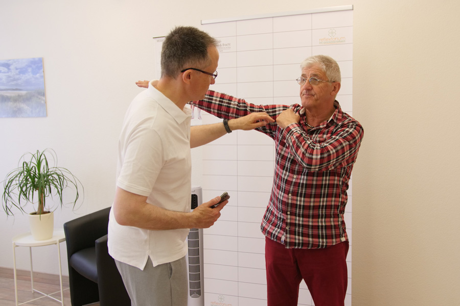 Reflextorium in Zug / Cham | Kari Kunz | Liebscher-Bracht-Schmerztherapie | Anamnese | Referenz-Aufnahme | Schmerz-Lokalisierung | Bild 1 Reflextorium in Zug / Cham | Kari Kunz | Liebscher-Bracht-Schmerztherapie | Anamnese | Referenz-Aufnahme | Schmerz-Lokalisierung | Bild 1