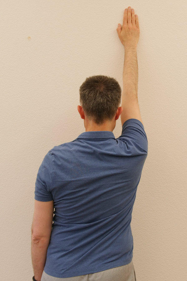Reflextorium in Cham / Zug (Schweiz) | Kari Kunz | Liebscher & Bracht Übungen | Arm-Strecker-Übung | Variante an der Wand | Bild 3-1a