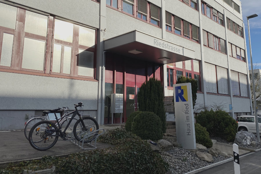 Reflextorium in Cham / Zug (Schweiz) | Kari Kunz | Gesundheitspraxis für Massage, Reflexzonentherapie und Liebscher & Bracht-Therapie | Ansicht Gebäude von aussen | Bild 2 Reflextorium in Cham / Zug (Schweiz) | Kari Kunz | Gesundheitspraxis für Massage, Reflexzonentherapie und Liebscher & Bracht-Therapie | Ansicht Gebäude von aussen | Bild 1