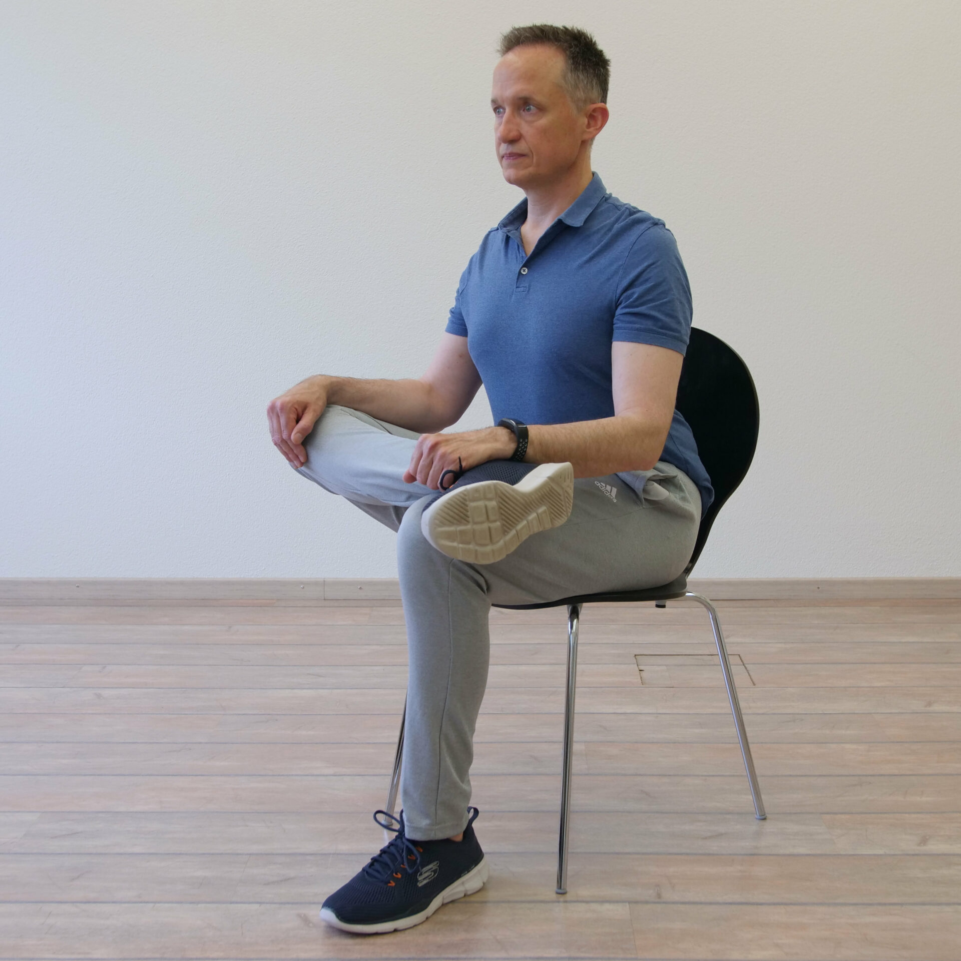 Reflextorium in Cham / Zug | Kari Kunz | Liebscher-Bracht Übungen | Gesäss Übung | Variante auf einem Stuhl | Bild 1 Reflextorium in Cham / Zug | Kari Kunz | Liebscher-Bracht Übungen | Gesäss Übung | Variante auf einem Stuhl | Bild 1