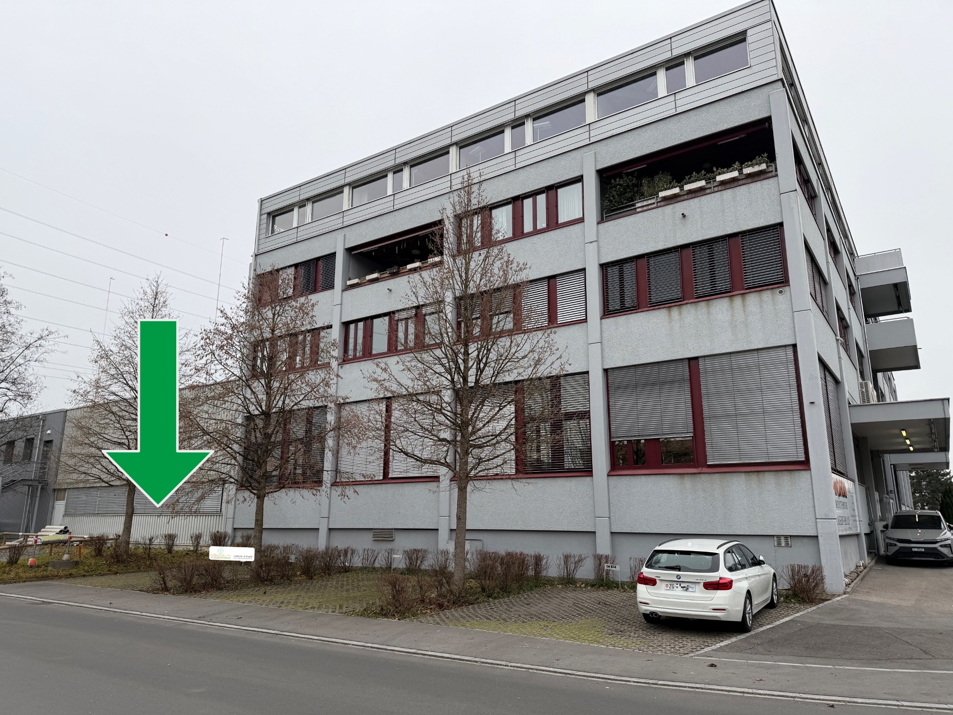 Reflextorium in Cham / Zug - Kari Kunz - Massage - Reflexzonentherapie - Liebscher-Bracht - Gebäude aussen - Parkplatz Nr. 6 - Bild 1