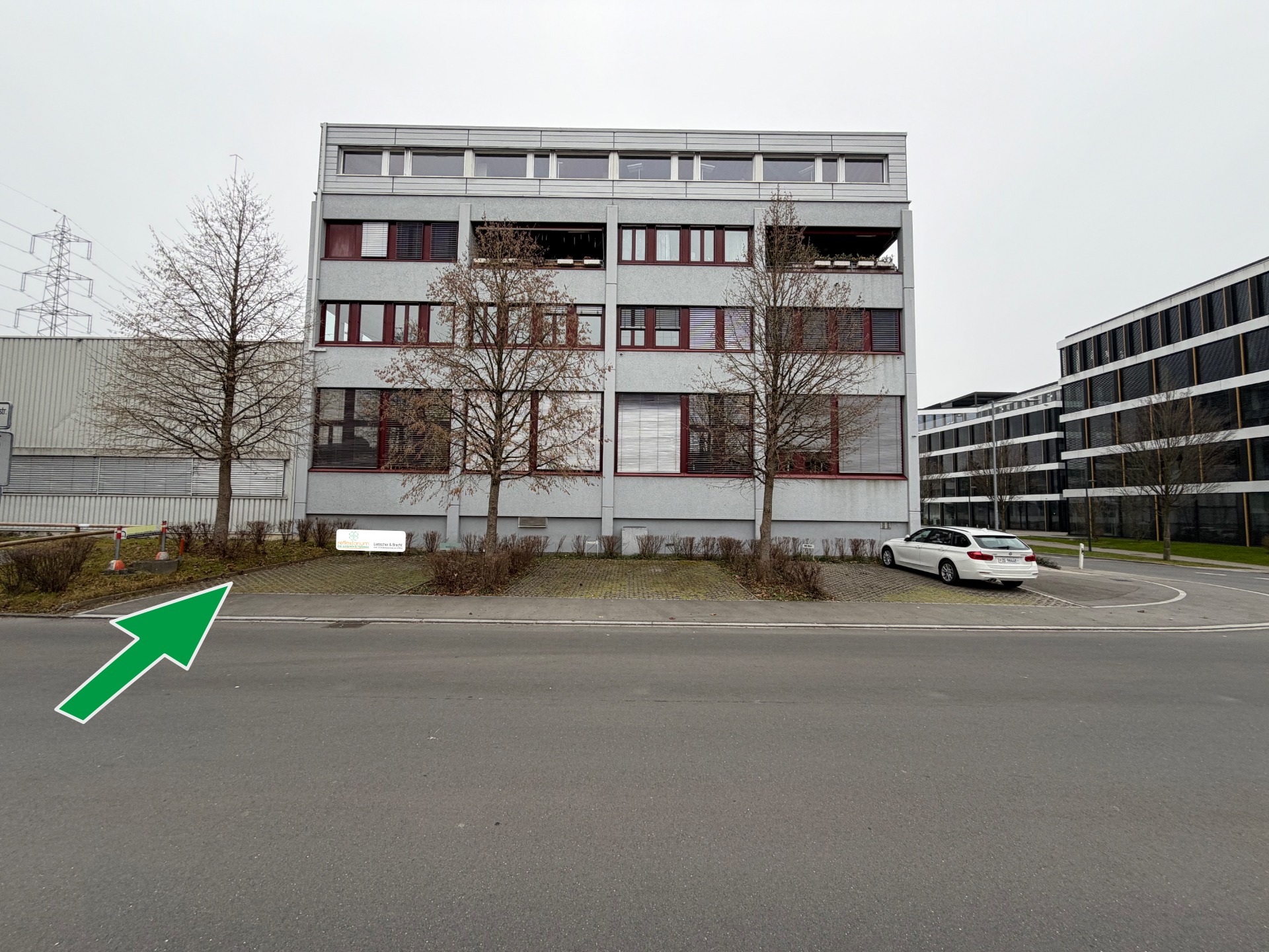 Reflextorium in Cham / Zug - Kari Kunz - Massage - Reflexzonentherapie - Liebscher-Bracht - Gebäude aussen - Parkplatz Nr. 6 - Bild 2