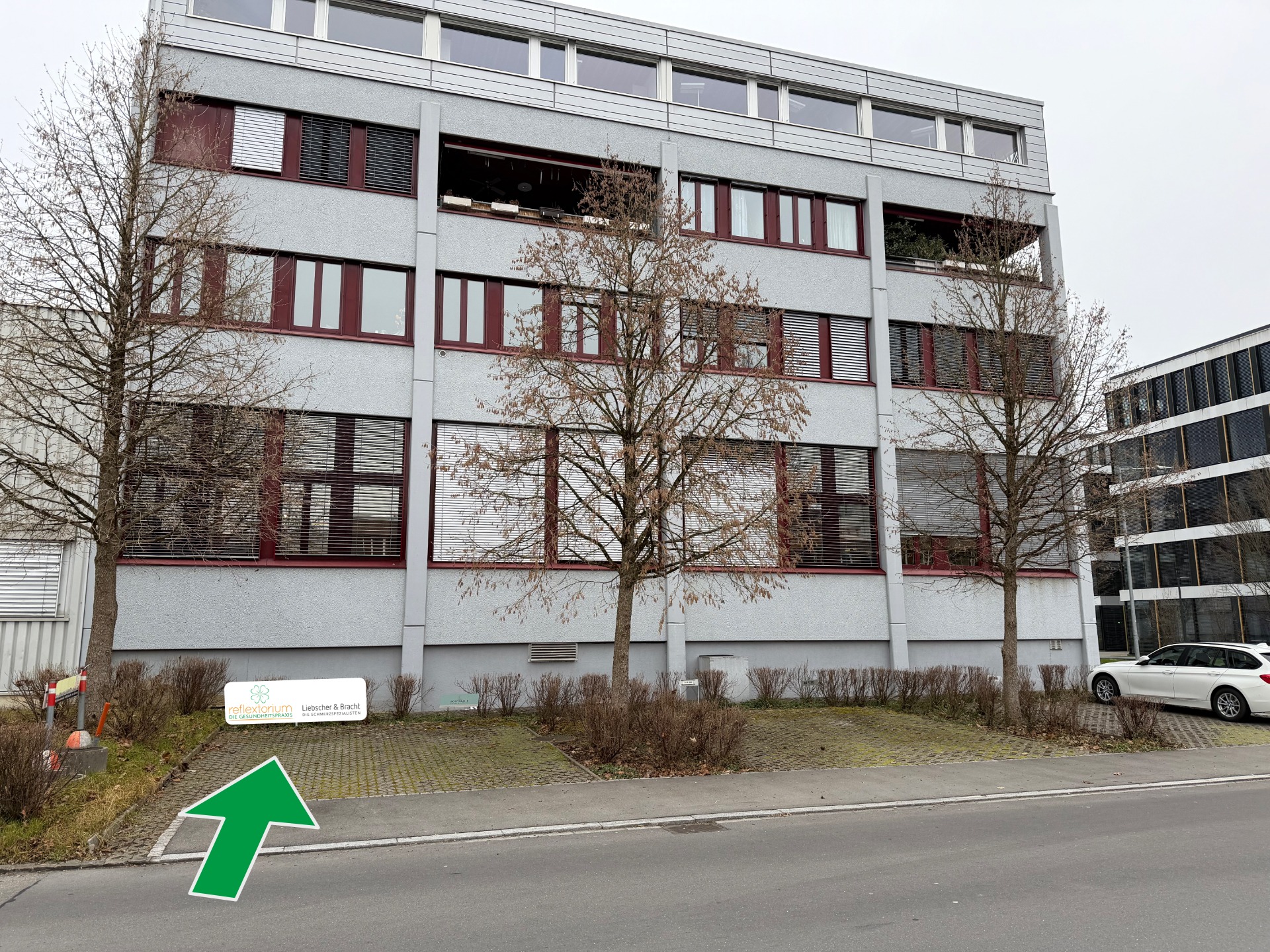 Reflextorium in Cham / Zug - Kari Kunz - Massage - Reflexzonentherapie - Liebscher-Bracht - Gebäude aussen - Parkplatz Nr. 6 - Bild 3